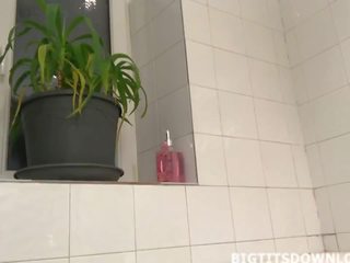 Con quái vật ngực thiếu niên dùng một cao tắm sống đến các webcam