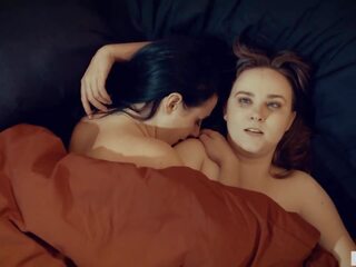 Krūtinga perfected ir sad namų šeimininkė turintys lesbietiškas seksas: nešvankus filmas 6d | xhamster