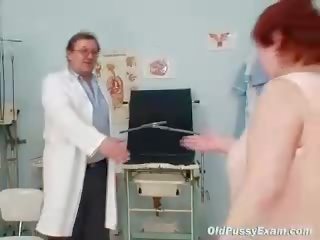 Ugly rödhårig kvinna hårig vaginaen examination