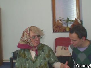 Самотньо 60 років старий бабуся радує a чужий