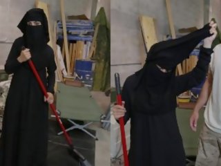 Tour av ræv - muslim kvinne sweeping gulv blir noticed av varmt til trot amerikansk soldier