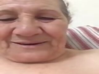 Един стар жена видеоклипове себе си