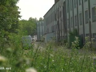 As lair. jeny smith vyksta nuogas į an abandoned factory!