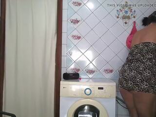 Super dona de casa lukerya cleans o cozinha em o de manhã
