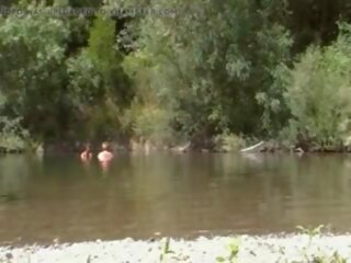 Naturist dewasa pasangan di itu sungai, gratis dewasa klip f3