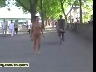 Nathy glorious offentlig nakenhet med søt tysk kvinne