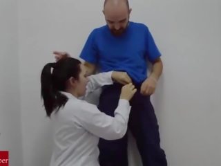 En ung sjuksköterska suger den hospital´s hantlangare kuk och recorded it.raf070