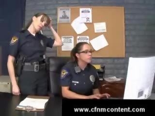 Femeie politisti