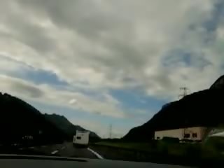 Uly emjekli italiýaly lora droçit etmek on the highway