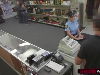 Koket politie officier wil naar pawn haar stuff ends omhoog in de kantoor