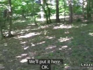 Euroopa amatöör lesbid lakkumisest sisse metsas